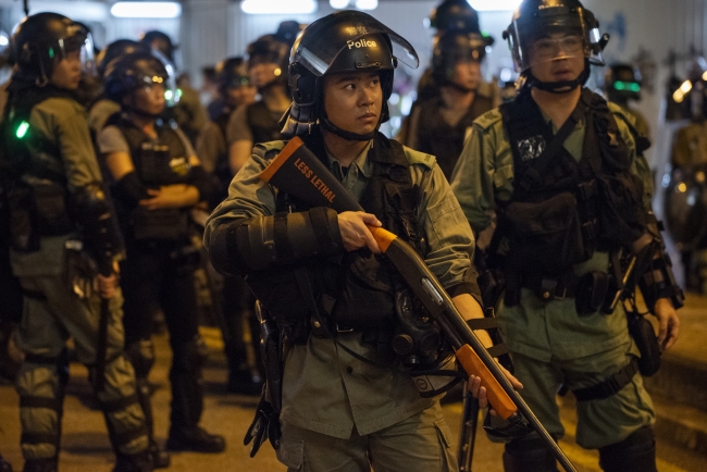 Çin’in Hong Kong Özel İdari Bölgesi’nde hazirandan bu yana devam eden hükümet karşıtı protestolara polis biber gazı ve boyalı suyla müdahale etti. Fotoğraf: AA